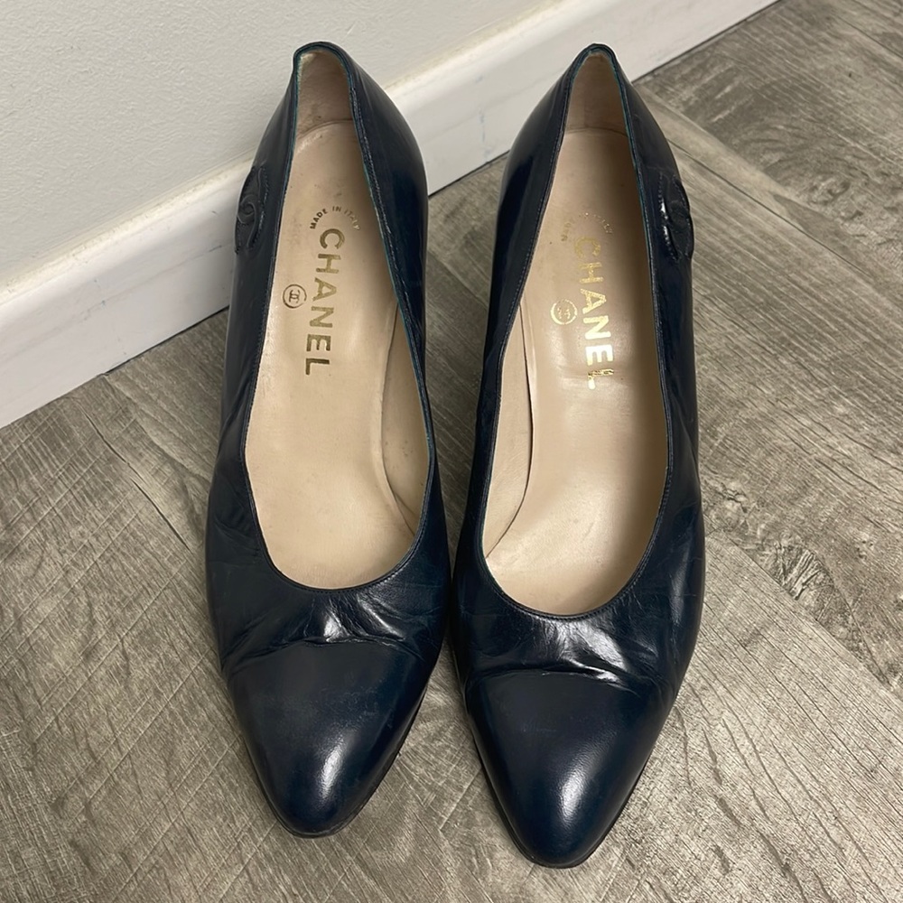 Authentic 1990s ladies navy blue Chanel pumps made in Italy